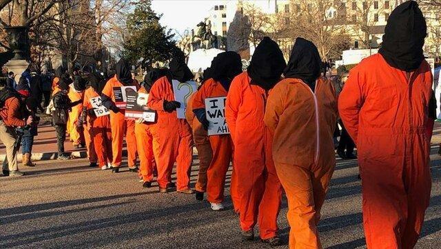 تظاهرات مخالفان گوانتانامو مقابل کاخ سفید با لباس نارنجی