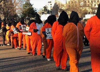 تظاهرات مخالفان گوانتانامو مقابل کاخ سفید با لباس نارنجی